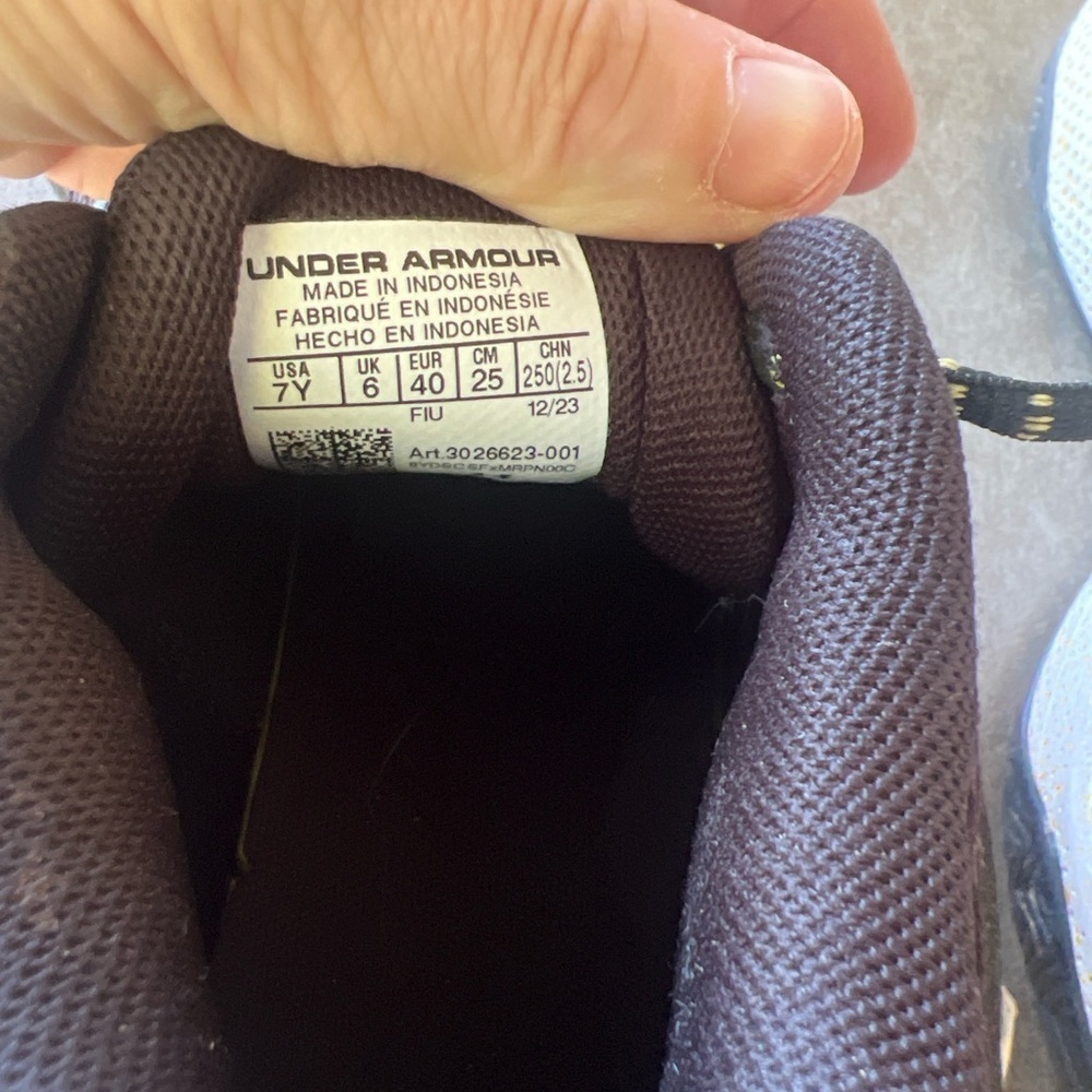 Under Armour Curry Flow 9 Black/Gold Basketball Shoes – Youth 7Y - Picture 5 of 5